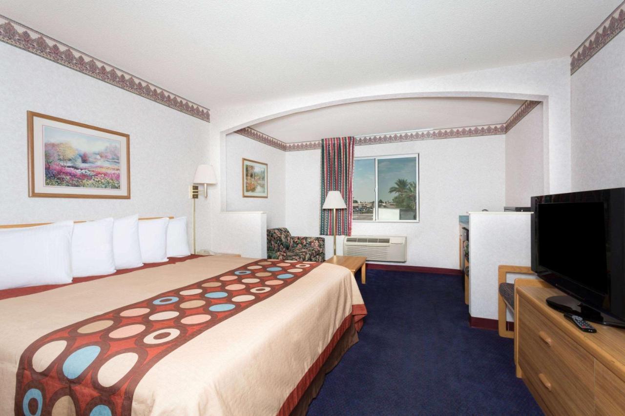 Days Inn By Wyndham Phoenix West Екстер'єр фото