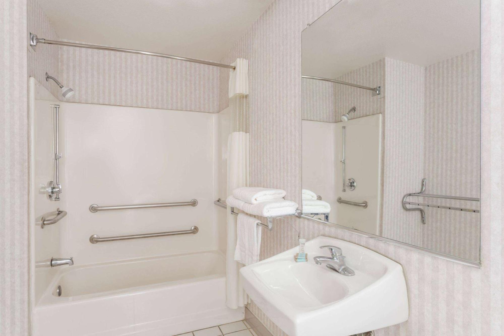 Days Inn By Wyndham Phoenix West Екстер'єр фото